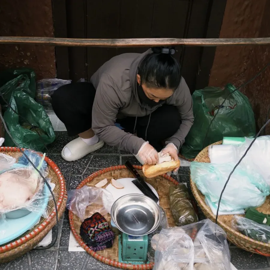 Ly trà trái cây trên bàn gỗ